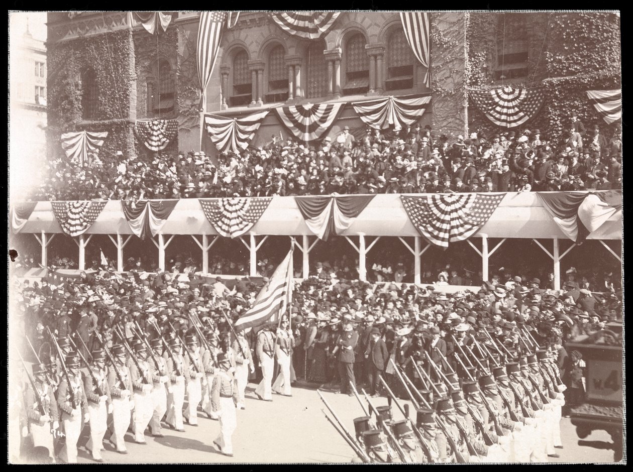 Udsigt over menneskemængden og en marcherende militærgruppe i Dewey Parade på Fifth Avenue, New York, 1899 (sølv gelatinetryk) af Byron Company