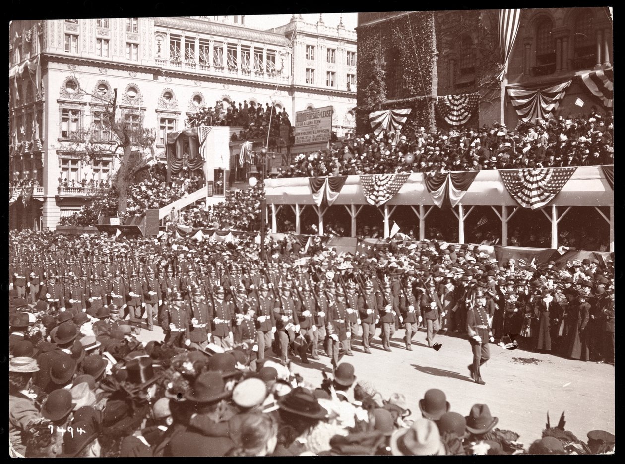 Udsigt over menneskemængden og en marcherende militærgruppe i Dewey Parade på Fifth Avenue, New York, 1899 (sølv gelatinetryk) af Byron Company