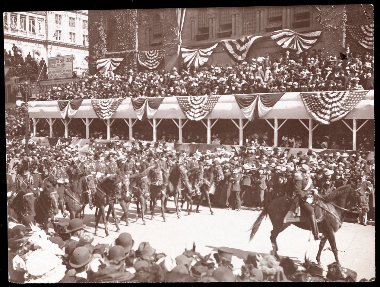 Udsigt til menneskemængden og en bereden militærgruppe i Dewey-paraden på Fifth Avenue, New York, 1899 (sølvgelatineprint) af Byron Company