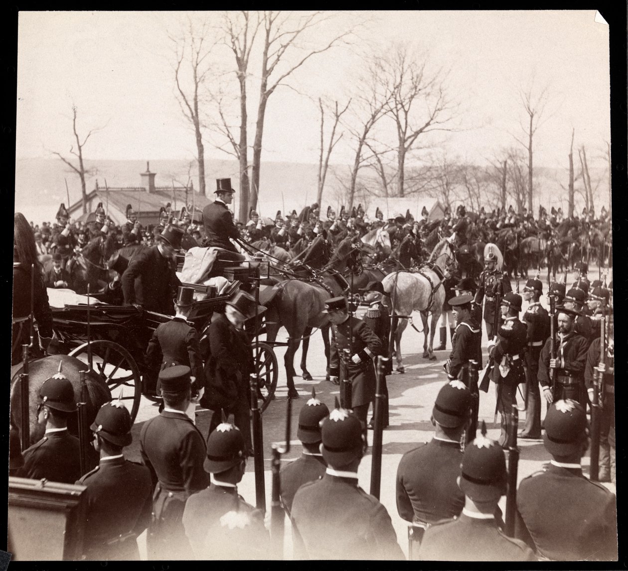 Udsigt til menneskemængden og militærfolk omkring en vogn med præsident Harrison ved Grant