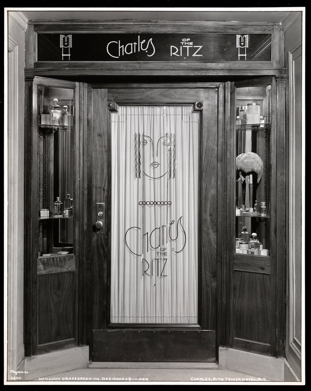 Udsigt over indgangen til Charles of the Ritz skønhedssalon i Ritz Tower Hotel, Park Avenue og 57th Street, New York, 1932 (sølv gelatinetryk) af Byron Company