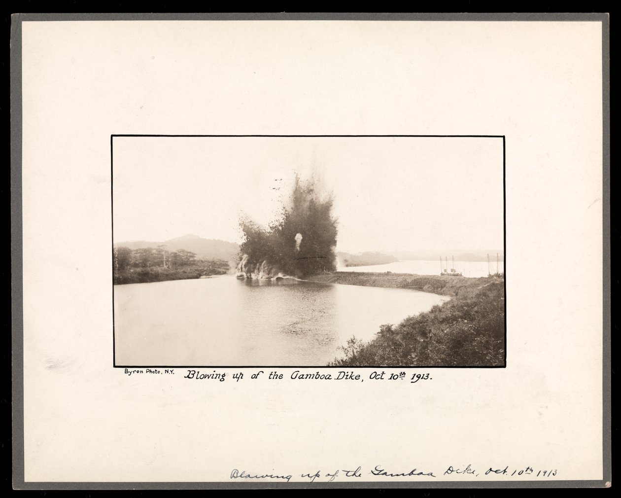 Udsigt over eksplosionen ved sprængningen af Gamboa-diget, under konstruktionen af Panamakanalen, 10. oktober 1913 (sølv gelatinetryk) af Byron Company