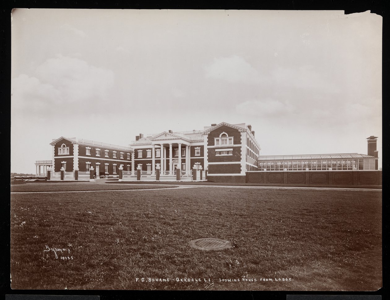 Udsigt over hovedhuset fra lodgen, på F.G. Bournes ejendom i Oakdale, Long Island, New York, 1900 (sølv gelatinetryk) af Byron Company