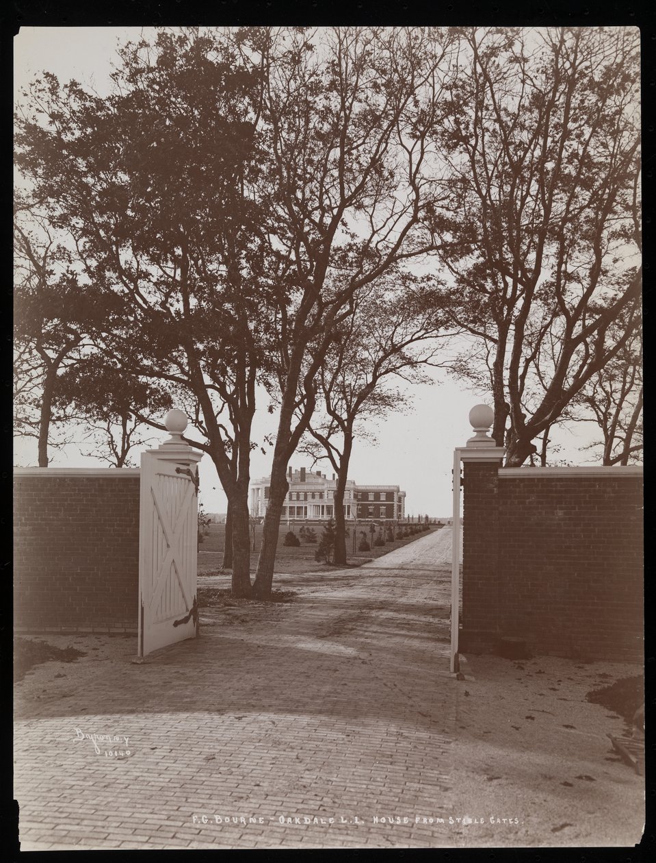 Udsigt til hovedhuset fra staldportene, på F.G. Bournes ejendom i Oakdale, Long Island, New York, 1900 (sølv gelatinetryk) af Byron Company