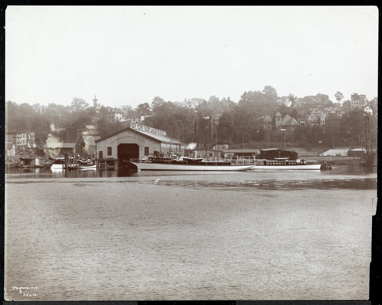 Udsigt over molen og bådværket på New York Yacht, Launch und Engine Co. på Harlem River, New York, 1905 (sølv gelatinetryk) af Byron Company