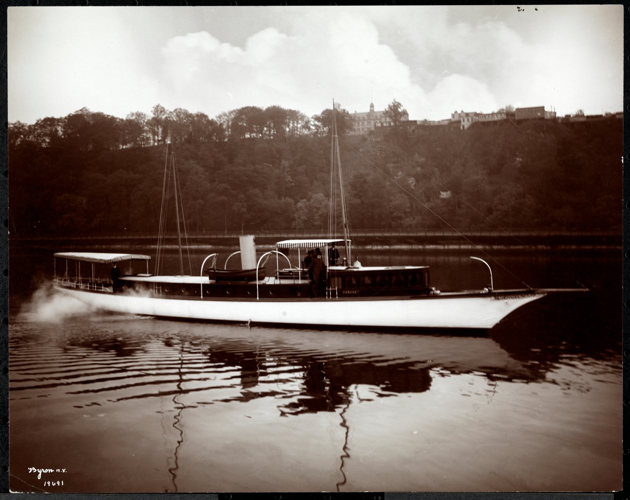 Udsigt over yachten Coronet of the New York Yacht, Launch und Engine Co. på Harlem River, New York, 1905 (sølv gelatinetryk) af Byron Company