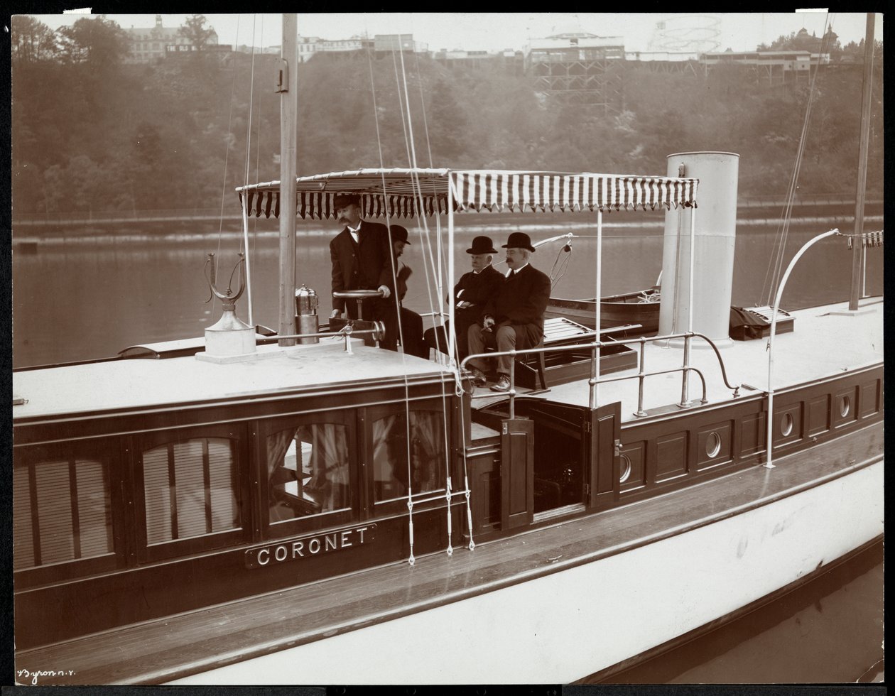 Udsigt over yachten Coronet of the New York Yacht, Launch und Engine Co. på Harlem River, New York, 1905 (sølv gelatinetryk) af Byron Company