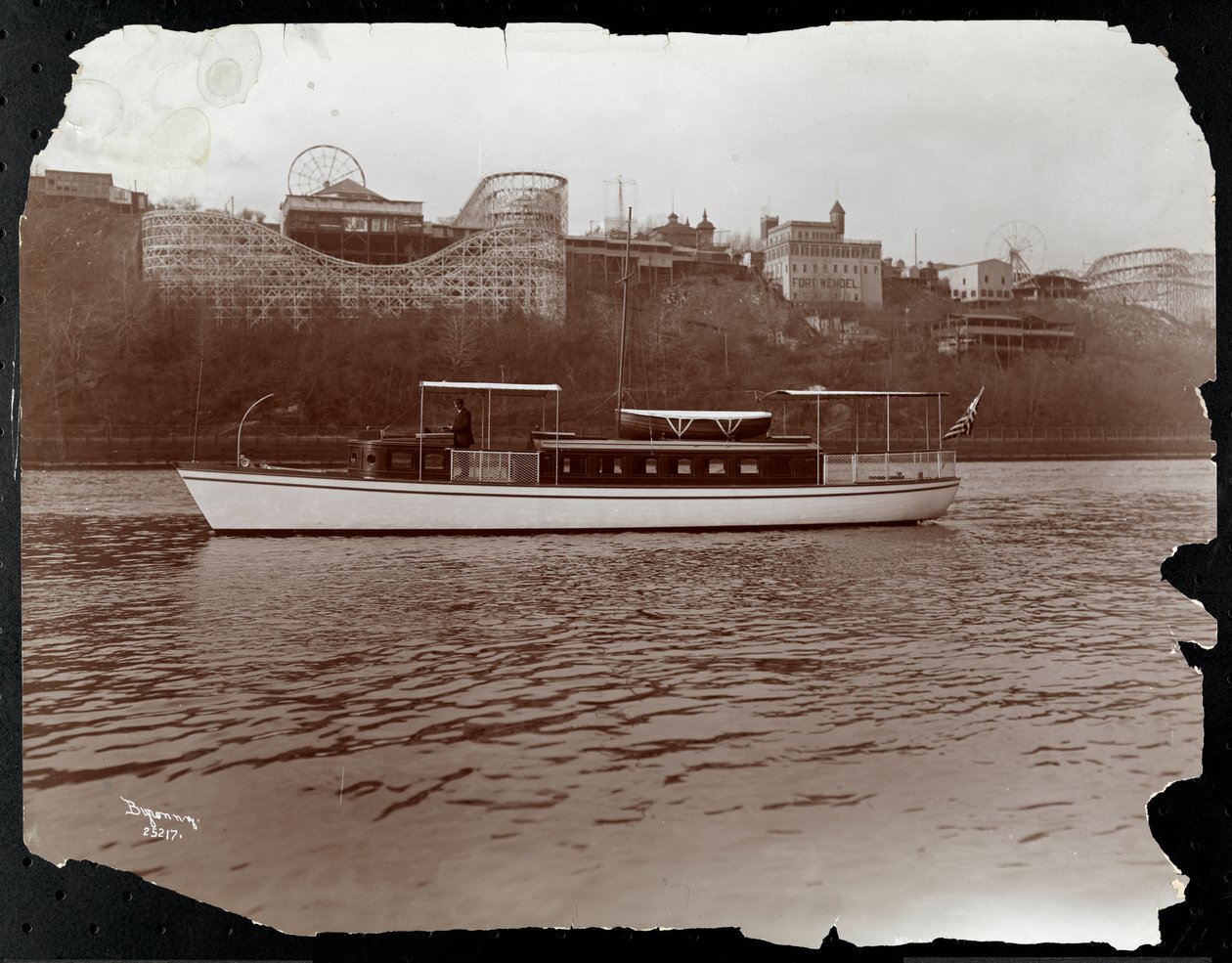 Udsigt over yachten Mousquetaire af New York Yacht, Launch und Engine Co. på Harlem River, New York, 1905 (sølv gelatinetryk) af Byron Company