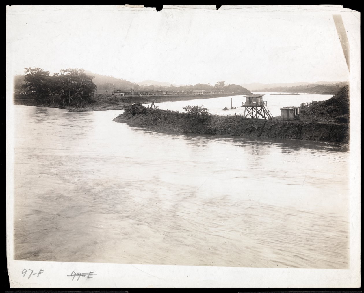 Udsigt over vandvejen under konstruktionen af Panamakanalen med præfabrikerede arbejderboliger hinsides, 1912 eller 1913 (sølv gelatinetryk) af Byron Company
