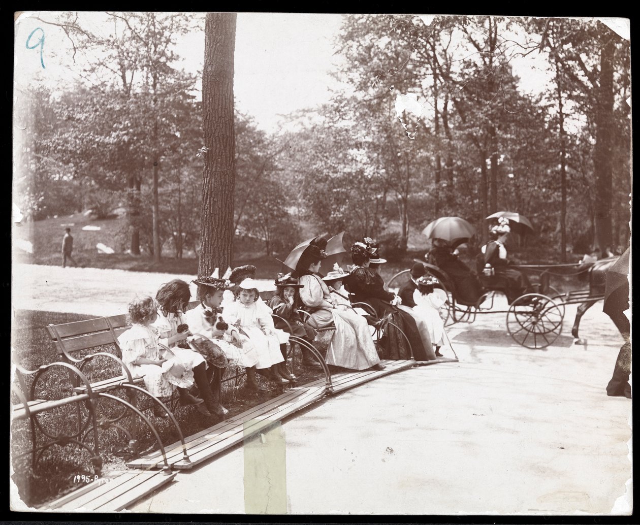 Udsigt over kvinder og børn siddende på bænke i Central Park, New York, 1898 (sølv gelatinetryk) af Byron Company