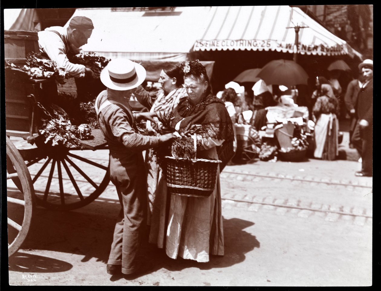 Udsigt over kvinder, der køber grøntsager af en kræmmer på gaden, New York, 1898 (sølv gelatinetryk) af Byron Company