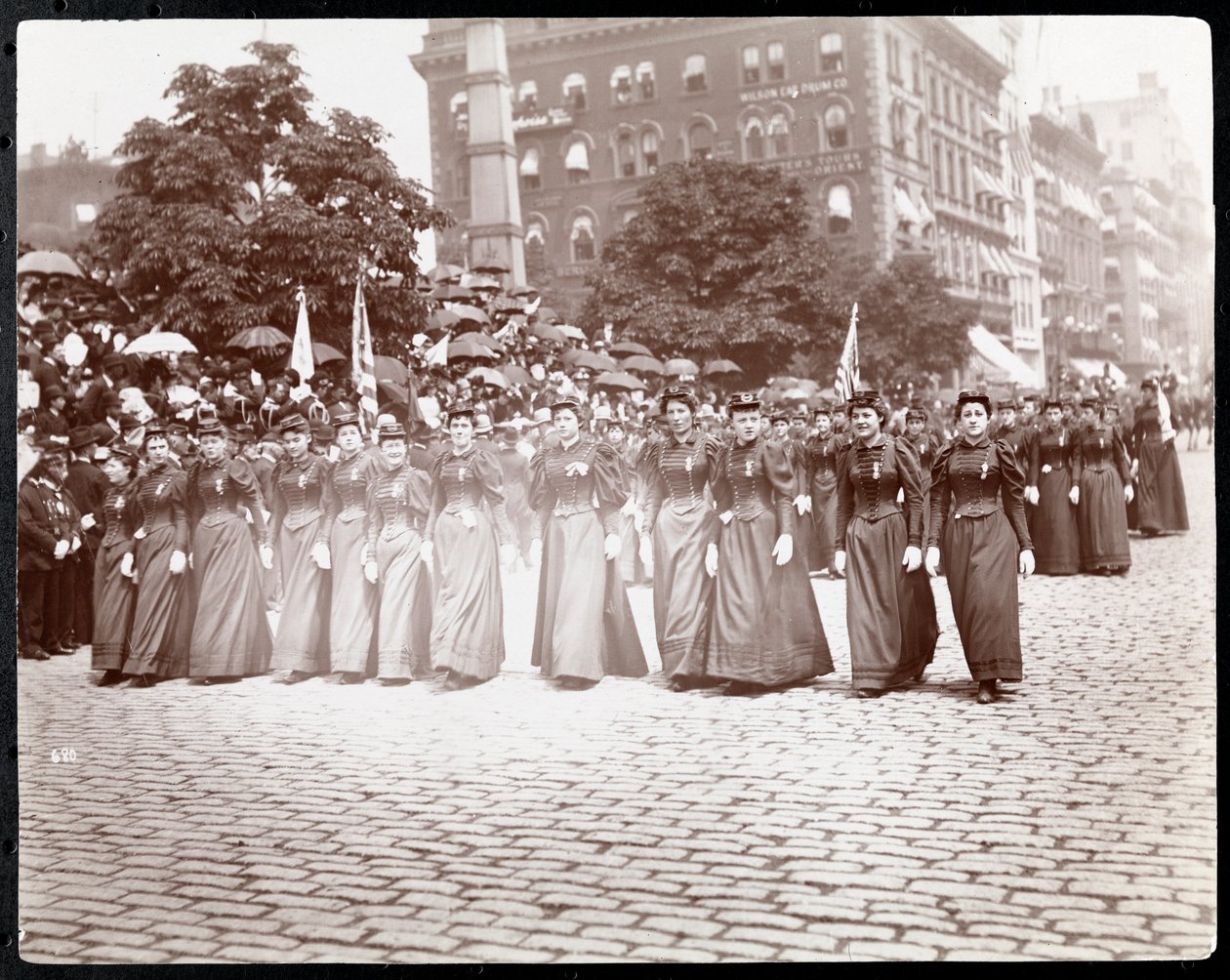 Udsigt over kvinder, der marcherer i en parade af Daughters of the Grand Army of the Republic, New York, maj 1895 (sølv gelatinetryk) af Byron Company