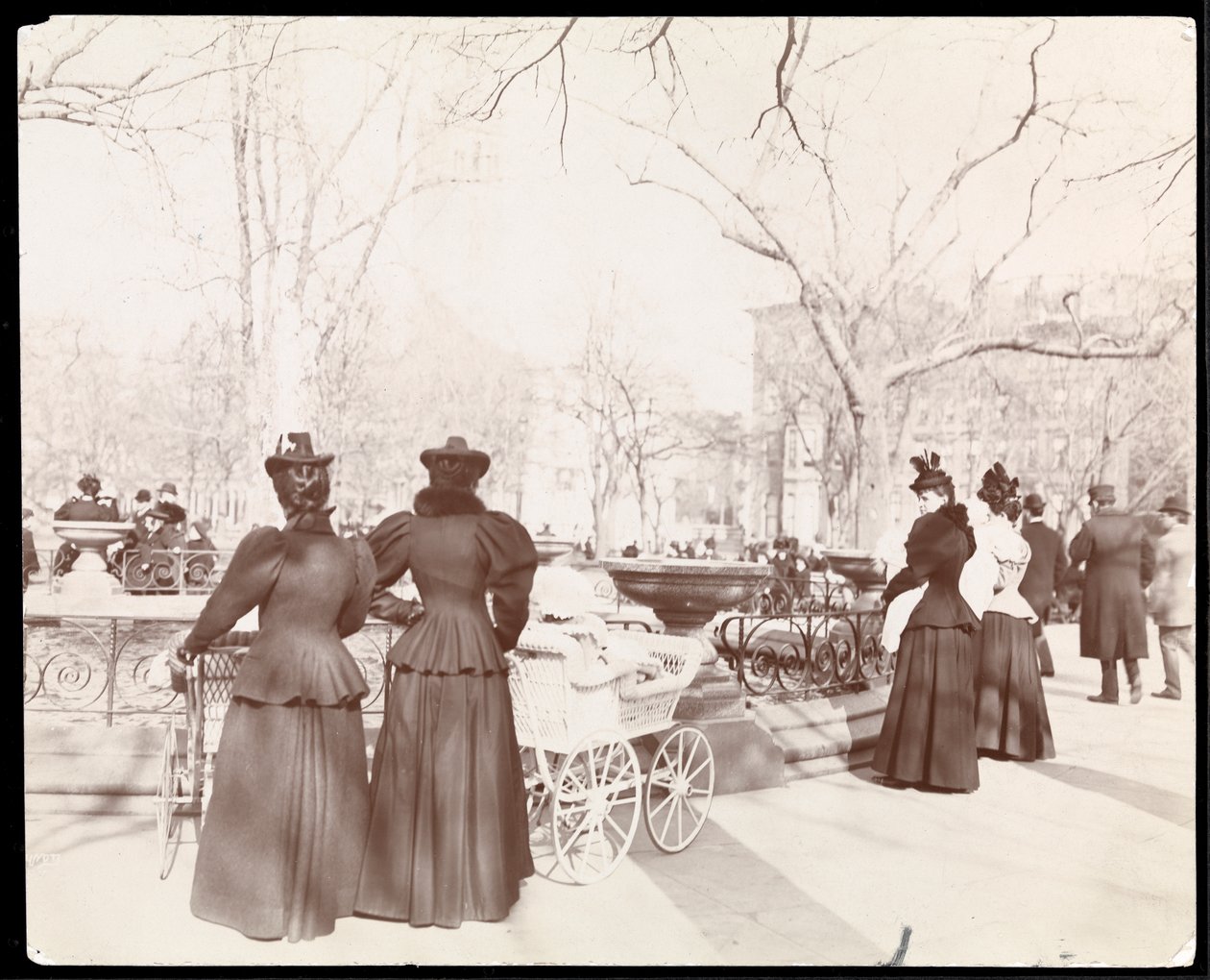 Udsigt over kvinder med barnevogne ved et springvand i Madison Square Park, New York, ca. 1905 (sølv gelatinetryk) af Byron Company