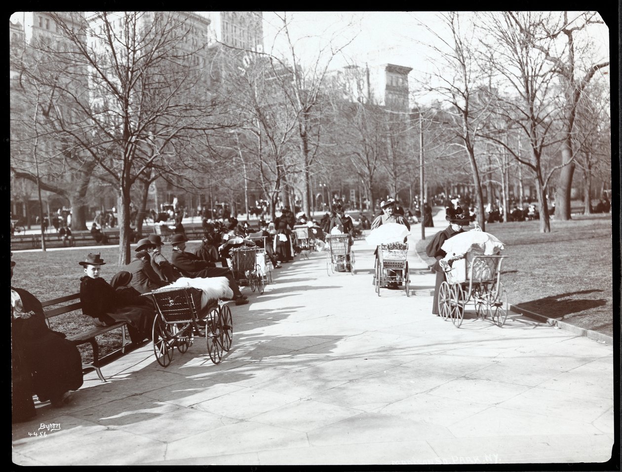 Udsigt over kvinder med barnevogne i Madison Square Park, New York, 1901 (sølv gelatinetryk) af Byron Company