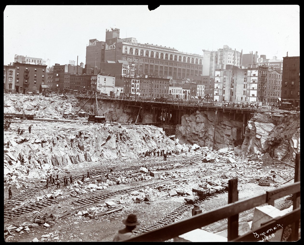 Udsigt over arbejdere i den enorme udgravning til Pennsylvania Station, New York, 1906 (sølv gelatinetryk) af Byron Company