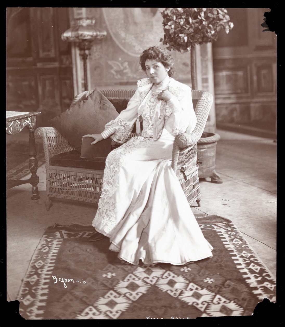 Viola Allen, ca. 1903 (sølv gelatinetryk) af Byron Company