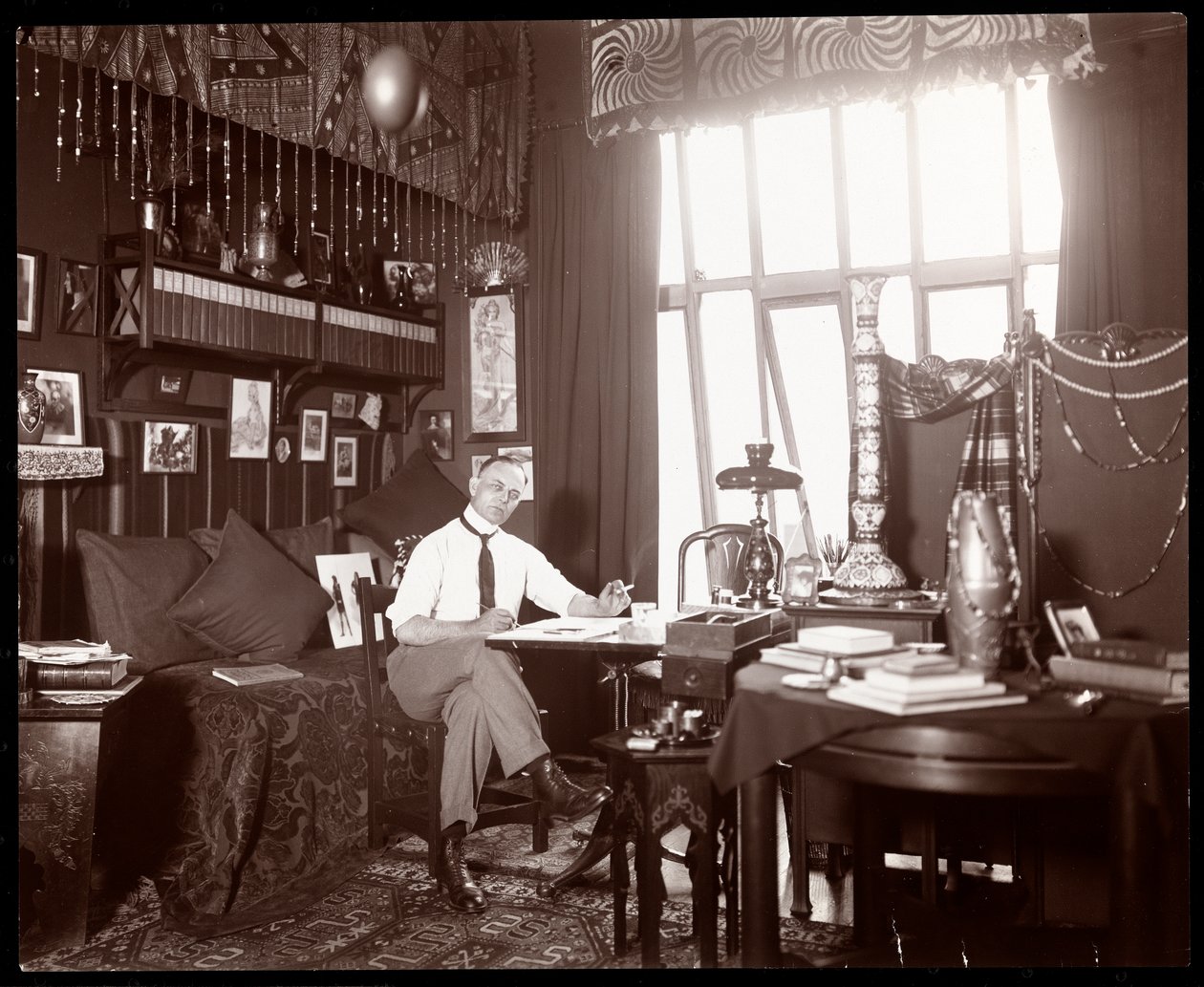 Will R. Barnes tegner i sit atelier, ca. 1900 (sølv gelatinetryk) af Byron Company