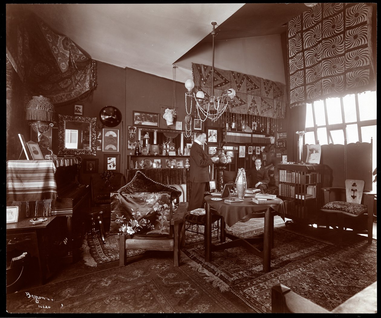 Will R. Barnes i sit atelier, 1903 (sølv gelatinetryk) af Byron Company