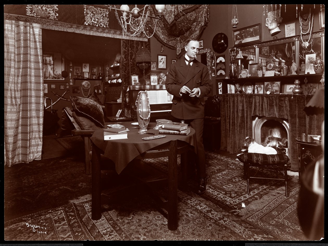 Will R. Barnes stående ved et bord i sit atelier, 1903 (sølv gelatinetryk) af Byron Company