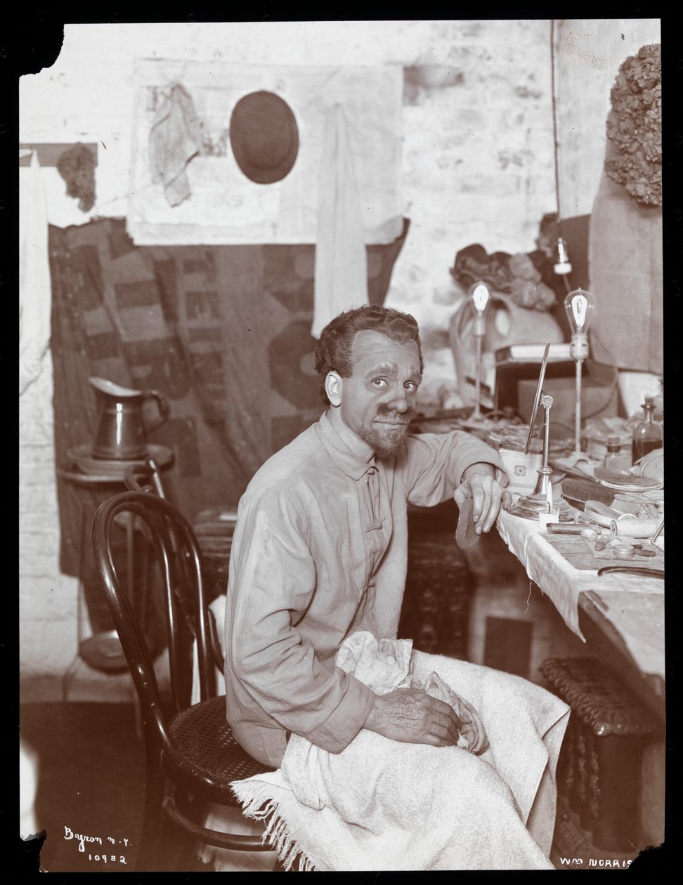 William Norris lægger makeup til sin rolle som kongens nar i "The Palace of the King", ca. 1901 (sølvgelatineprint) af Byron Company