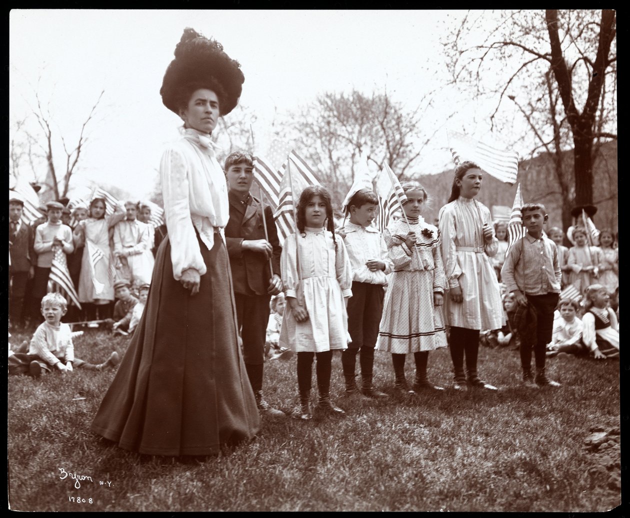 Kvinde med børn, der holder flag på Arbor Day i Tompkins Square Park, New York, 1904 (sølv gelatinetryk) af Byron Company
