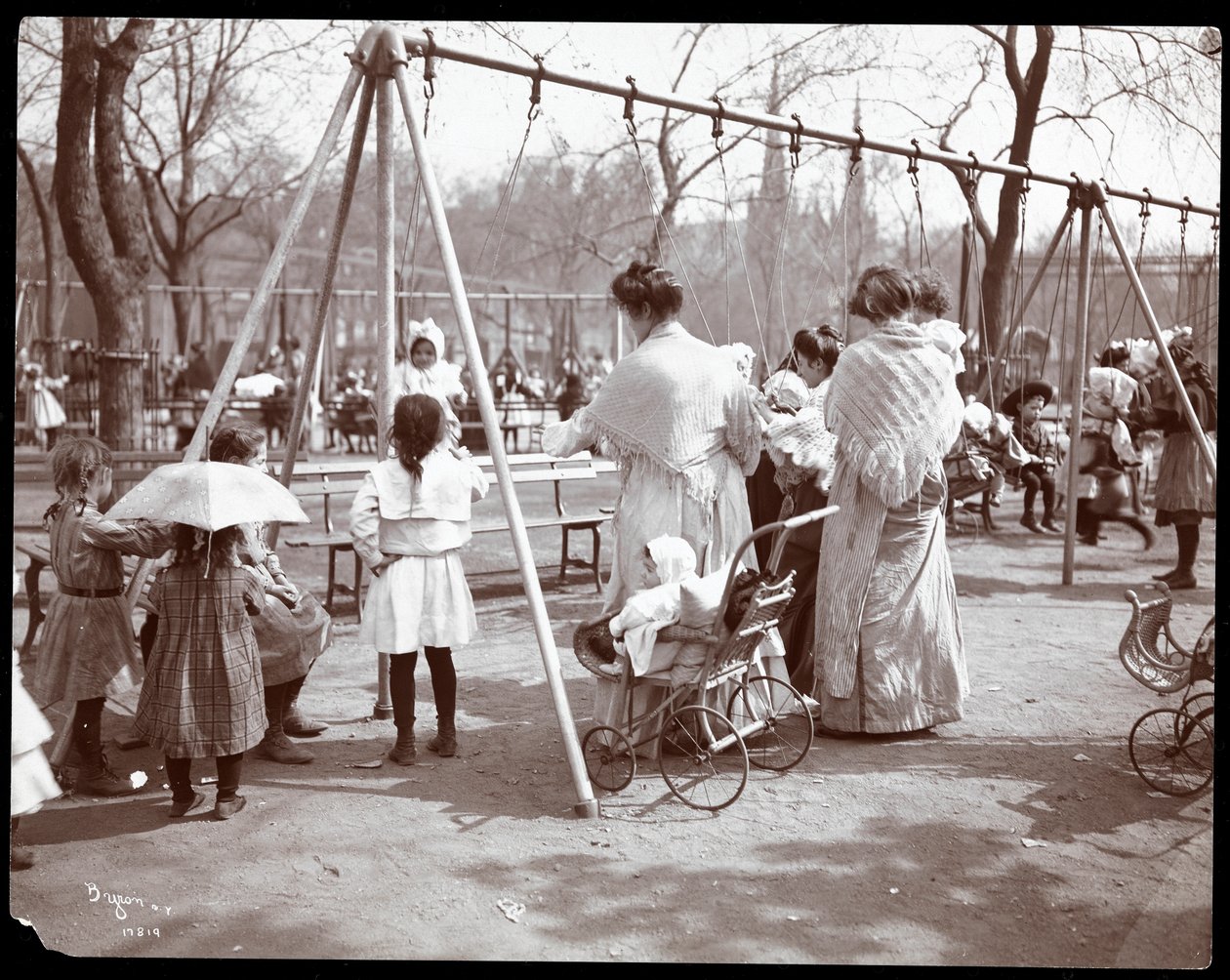 Kvinder og børn ved gyngerne på Arbor Day, Tompkins Square Park, New York, 1904 (sølv gelatinetryk) af Byron Company