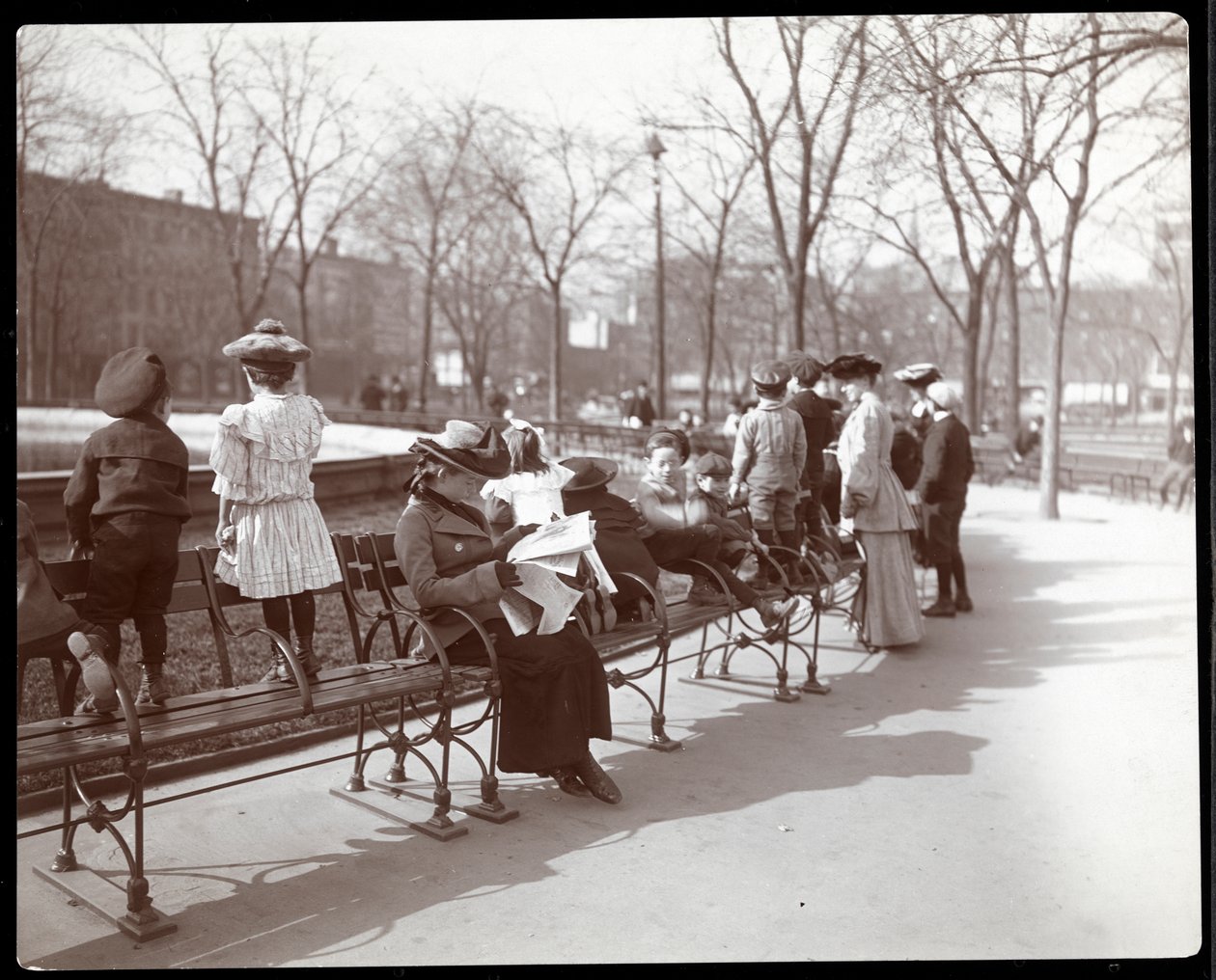 Kvinder og børn på parkbænke på Union Square, New York, 1903 (sølv gelatinetryk) af Byron Company
