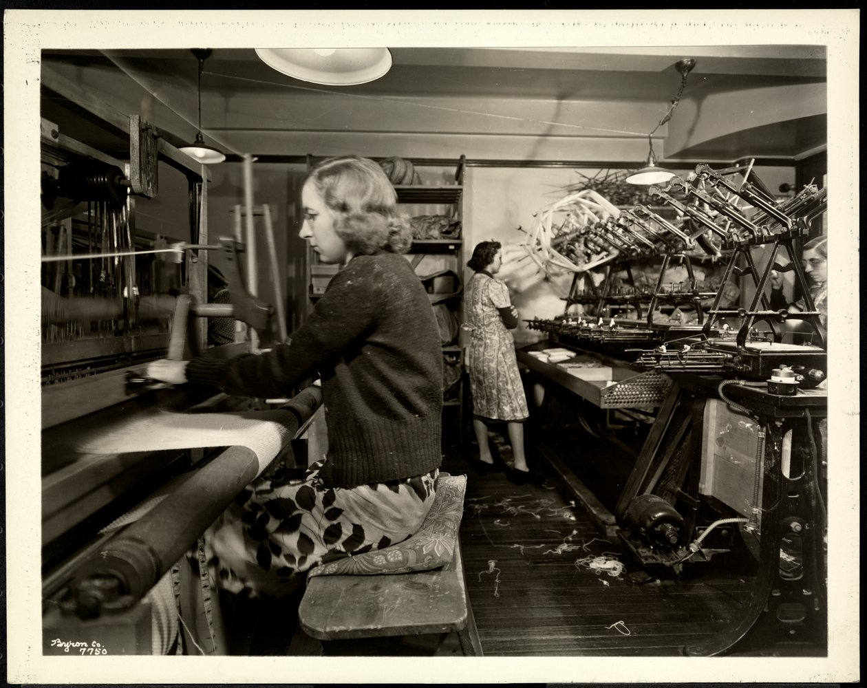 Kvinder på vævegulvet hos New York Association for the Blind, 111 East 59th Street, New York, 1939 (sølv gelatinetryk) af Byron Company