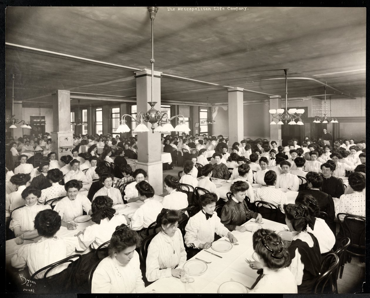 Kvinder siddende til et måltid i spisestuen på Metropolitan Life Insurance Co. på 23rd Street og Madison Avenue, New York, 1907 (sølv gelatinetryk) af Byron Company