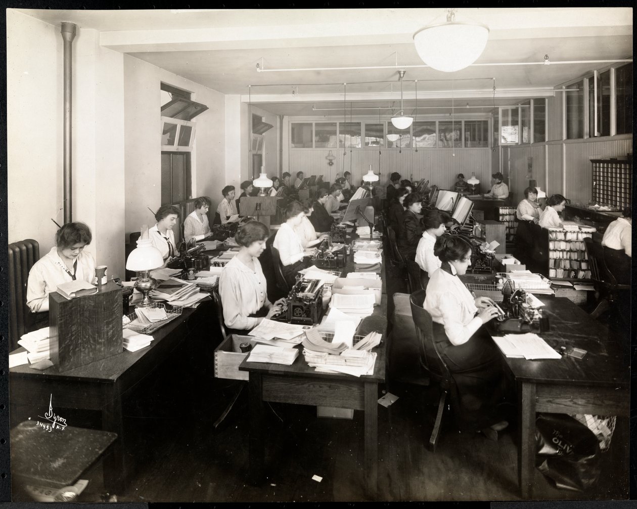 Kvinder skriver på et kontor hos Mantle Co. of America, New York, 1915 eller 1916 sølvgelatinetryk) af Byron Company