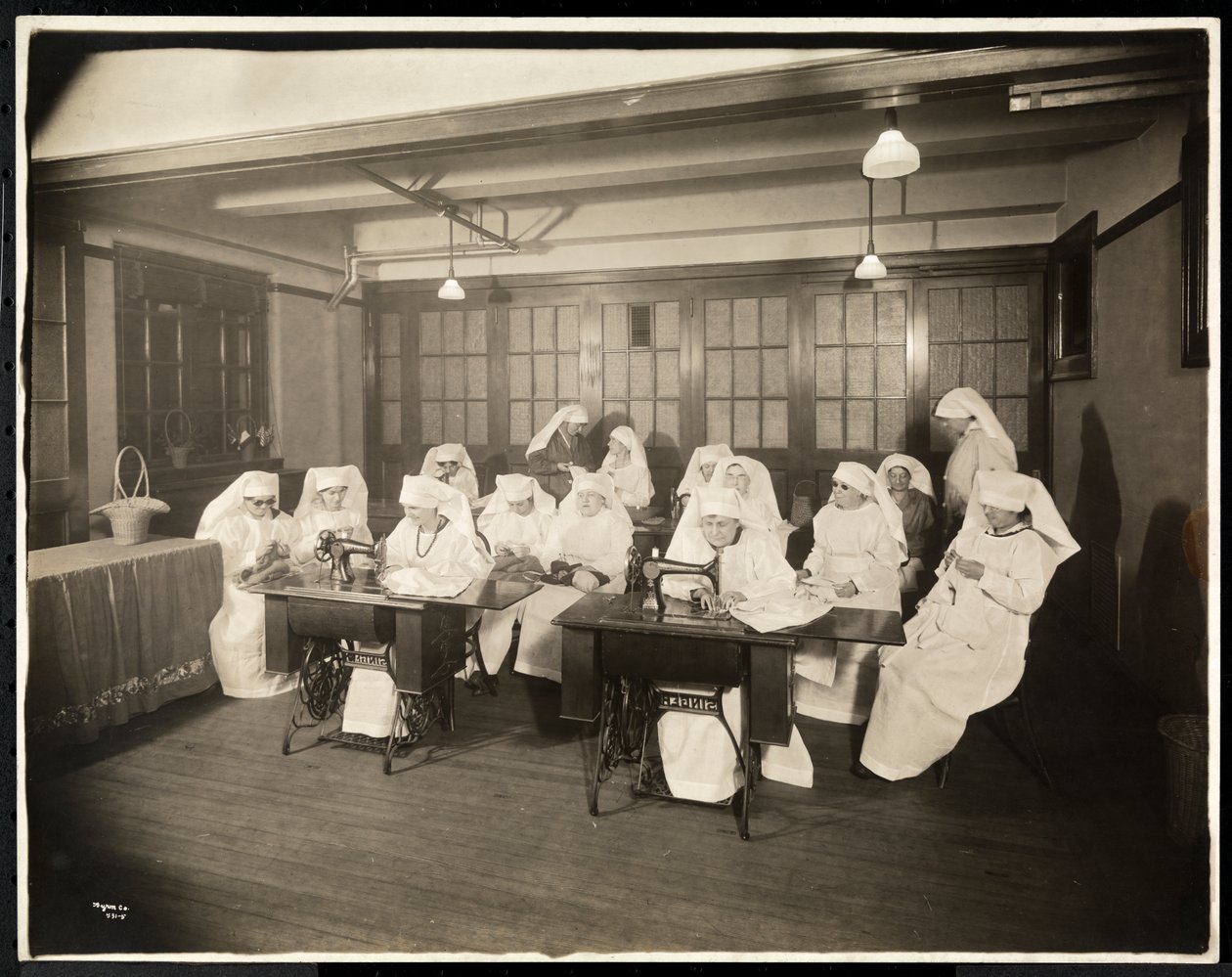 Kvinder iført hvide kitler i en syklasse, formentlig under eller forbundet med Første Verdenskrig, New York, ca. 1920 (sølv gelatinetryk) af Byron Company