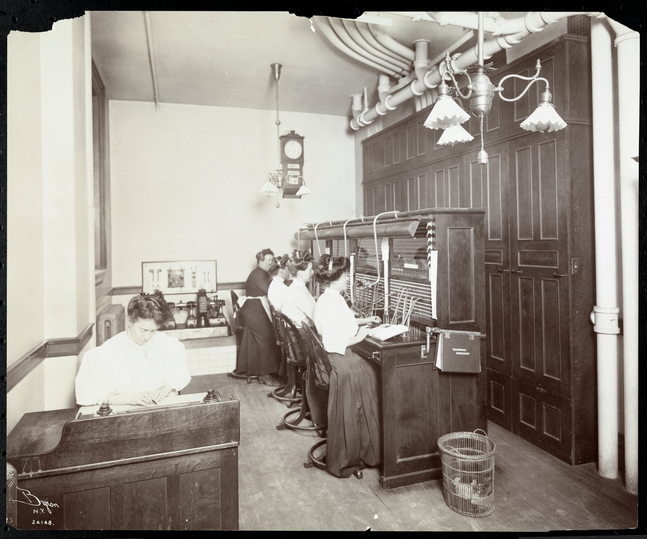 Kvinder, der arbejder ved omstillingen hos Metropolitan Life Insurance Co. på 23rd Street og Madison Avenue, New York, 1907 (sølv gelatinetryk) af Byron Company