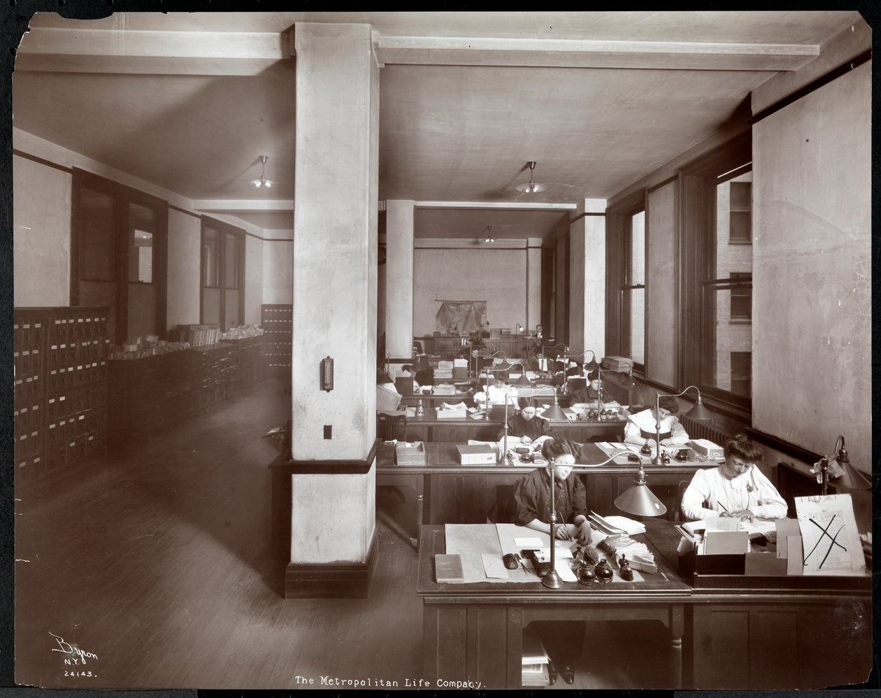 Kvinder, der arbejder på et kontor hos Metropolitan Life Insurance Co. på 23rd Street og Madison Avenue, New York, 1907 (sølv gelatinetryk) af Byron Company