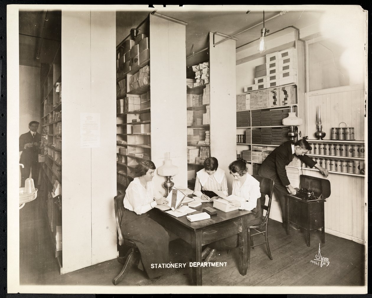 Kvinder, der arbejder i papirvareafdelingen hos Mantle Lamp Co. of America, New York, 1915-16 (sølv gelatinepapir) af Byron Company