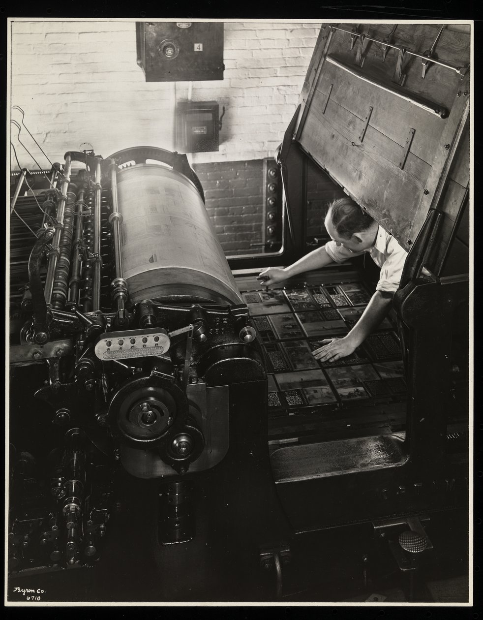 Arbejder på en Meihle-presse i Unz und Co., 24 Beaver Street, New York, 1932 (sølv gelatinetryk) af Byron Company
