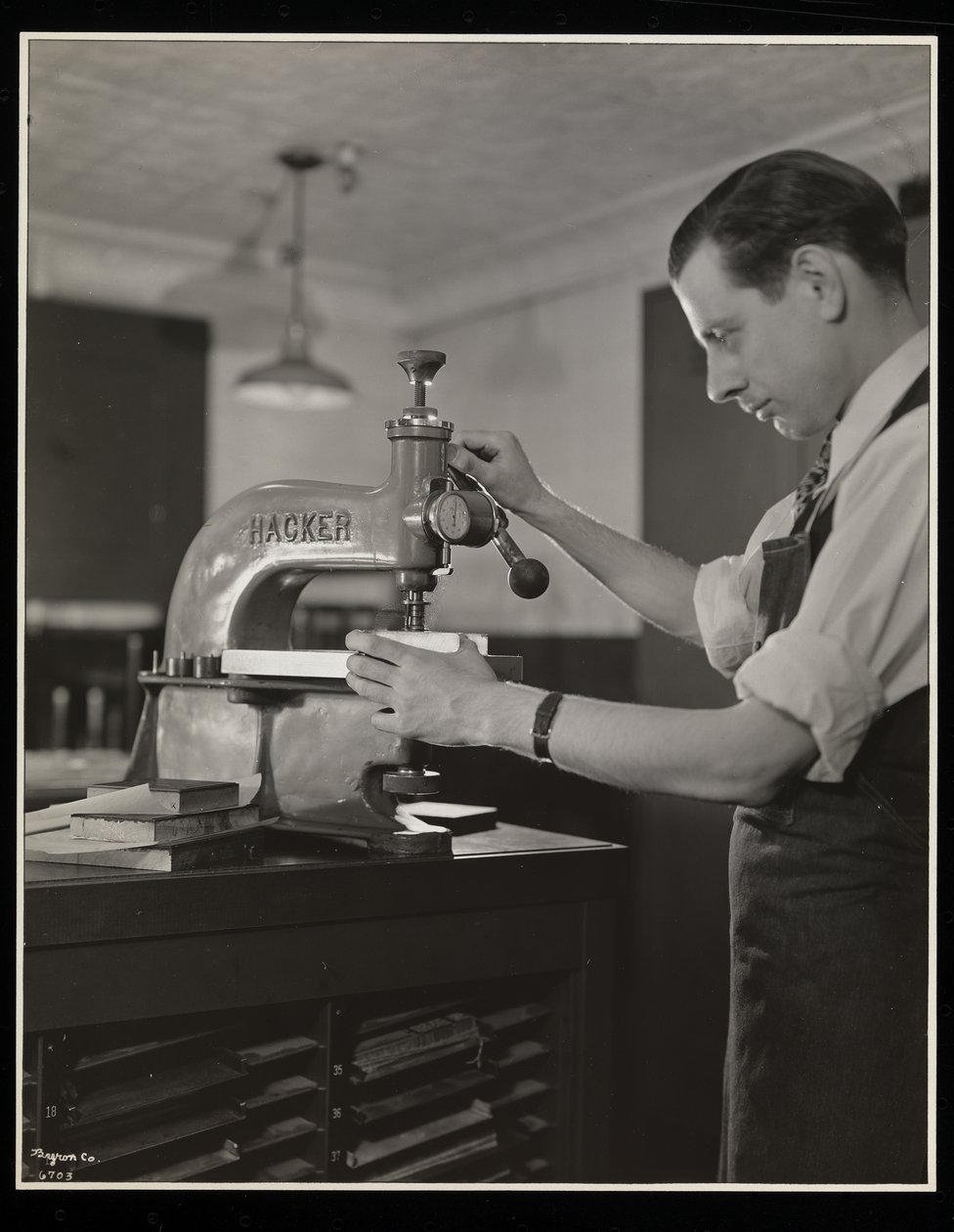Arbejder på typografi hos Unz und Co., 24 Beaver Street, New York, 1932 (sølv gelatinetryk) af Byron Company