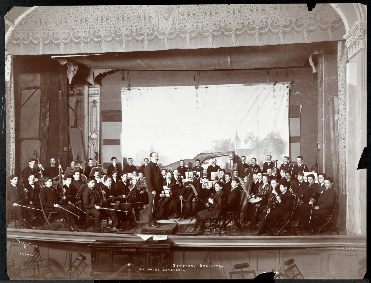 Unge mænds symfoniorkester på scenen, New York, ca. 1901 (sølv gelatinetryk) af Byron Company