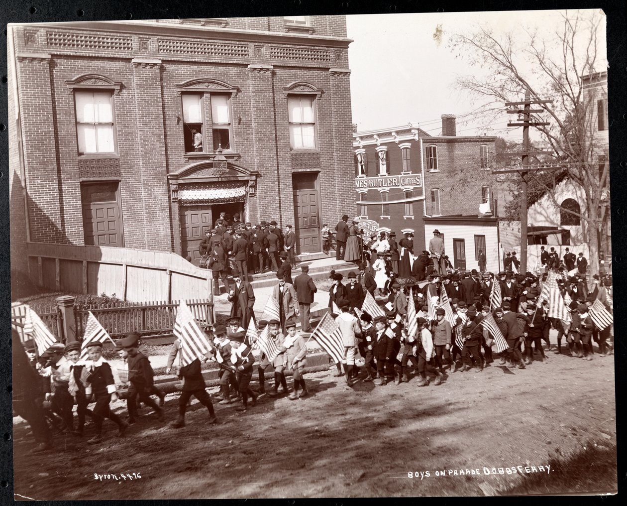 Unge drenge med flag marcherer i en parade ved Dobbs Ferry, New York, 1898 (sølv gelatinetryk) af Byron Company