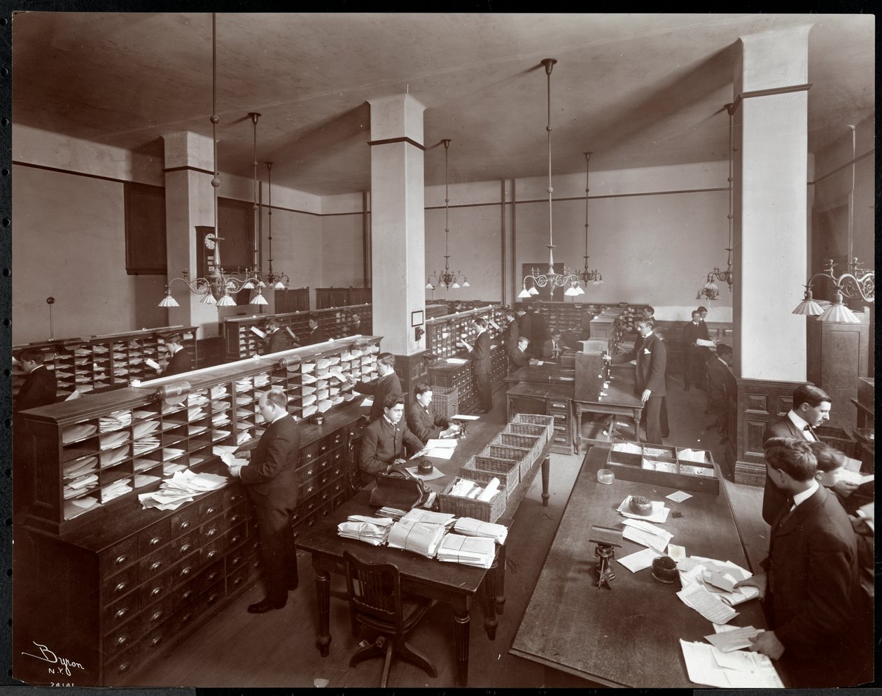 Unge mænd, der arbejder i et postrum hos Metropolitan Life Insurance Co. på 23rd Street og Madison Avenue, New York, 1907 (sølv gelatinetryk) af Byron Company
