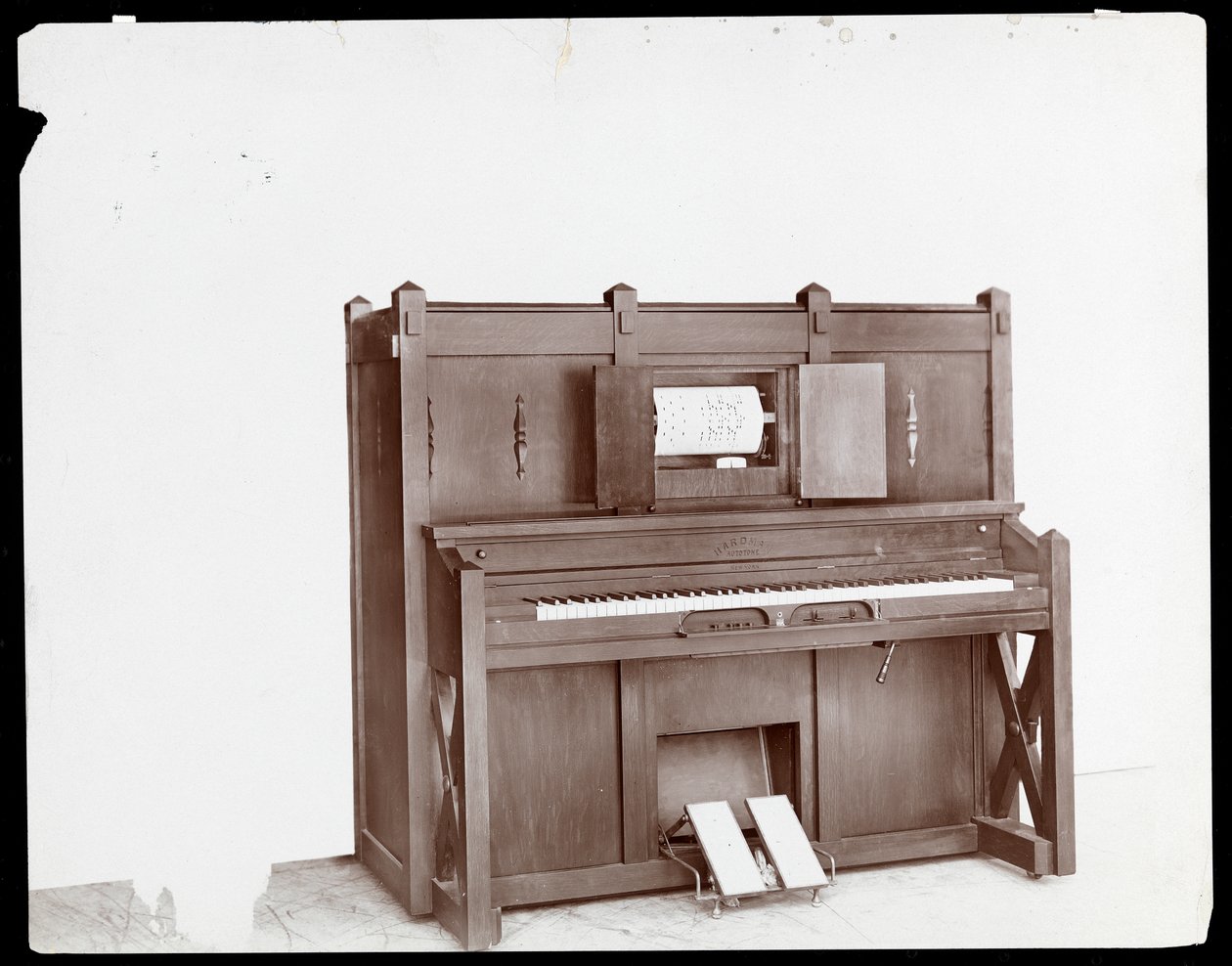 A Hardman Peck und Co. spiller klaver, 1907 (sølv gelatinetryk) af Byron Company
