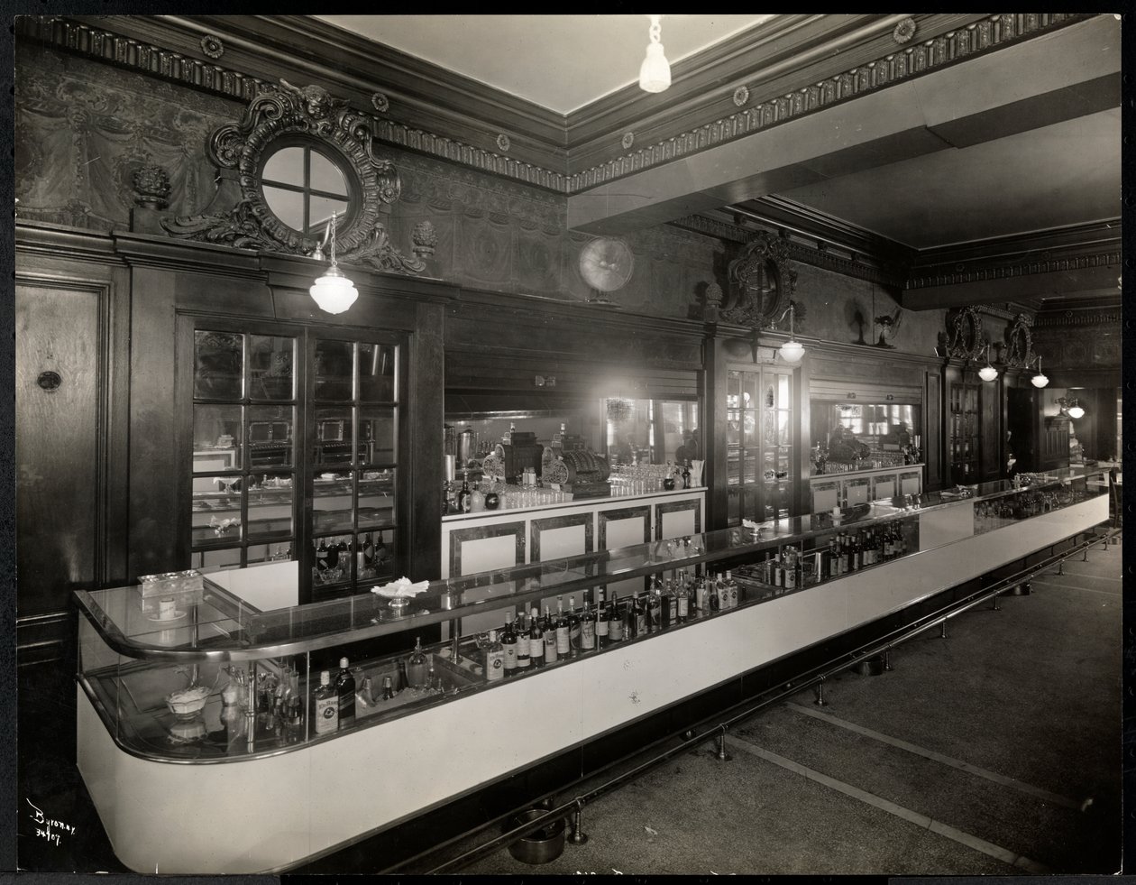 En bar på Robert Treat Hotel, Newark, New Jersey, 1916 (sølv gelatinetryk) af Byron Company
