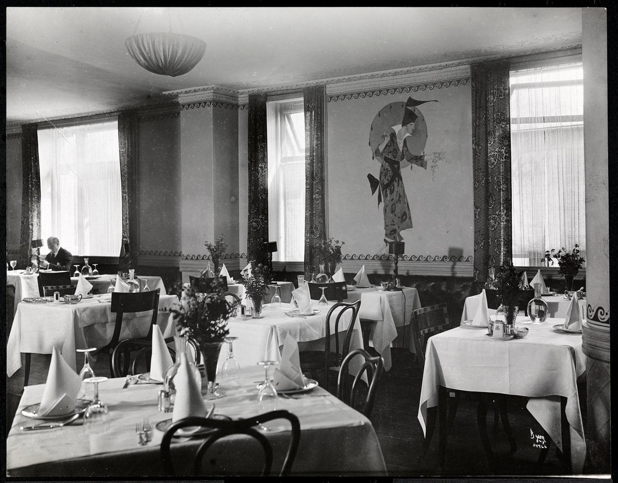 En spisestue på Hotel Majestic, 1916 eller 1917 (sølv gelatinetryk) af Byron Company