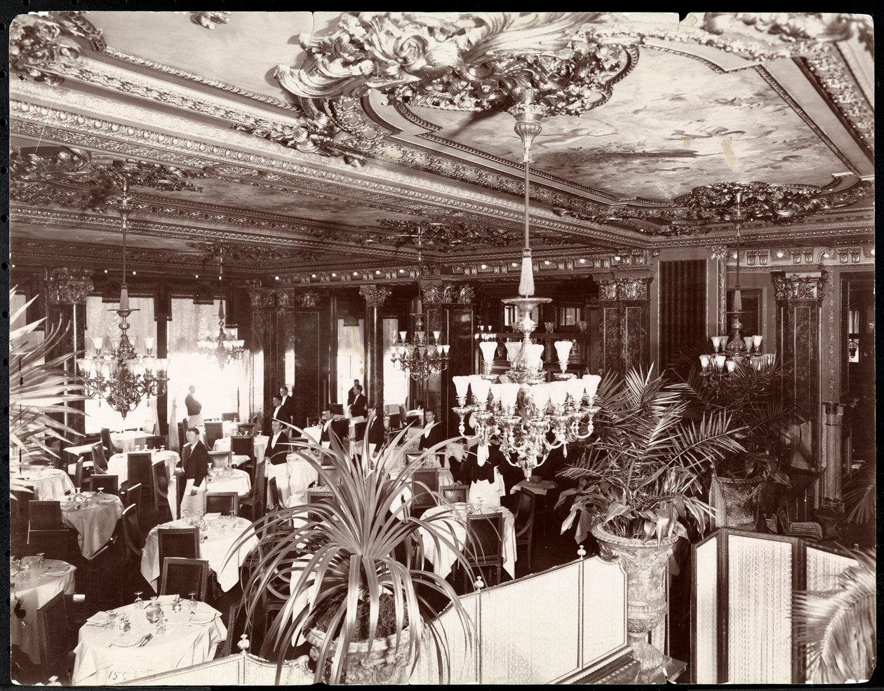 En spisestue på Hotel Savoy, ca. 1895-96 (sølv gelatinetryk) af Byron Company