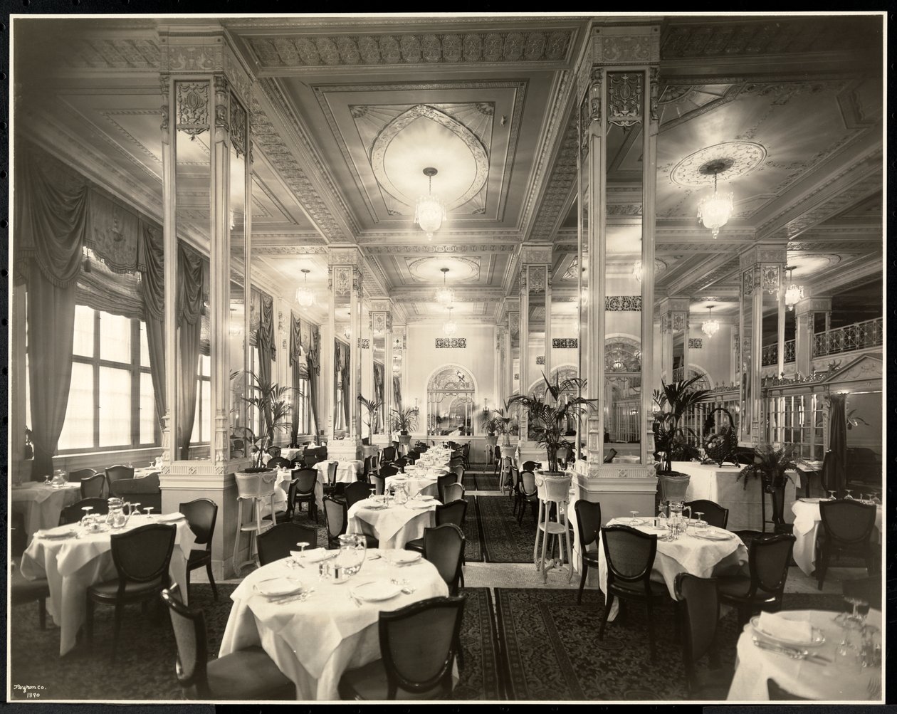 En spisestue på Robert Treat Hotel, Newark, New Jersey, 1916 (sølv gelatinetryk) af Byron Company