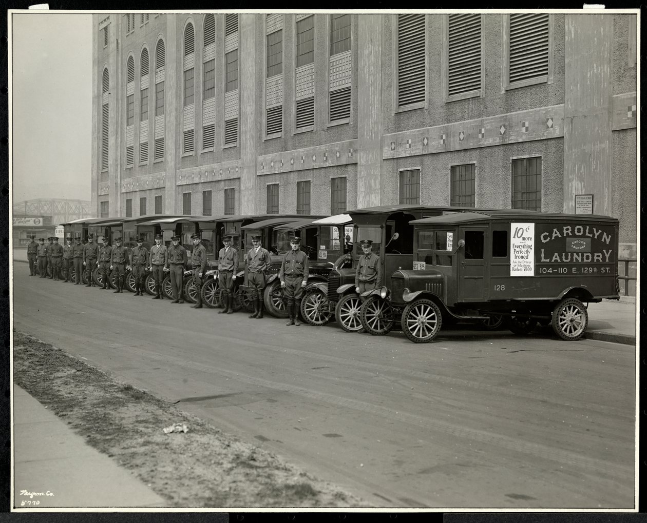 En række leveringsbiler parkeret uden for Carolyn Laundry på 111 East 128th Street, East Harlem, New York, 1929 (sølvgelatineprint) af Byron Company