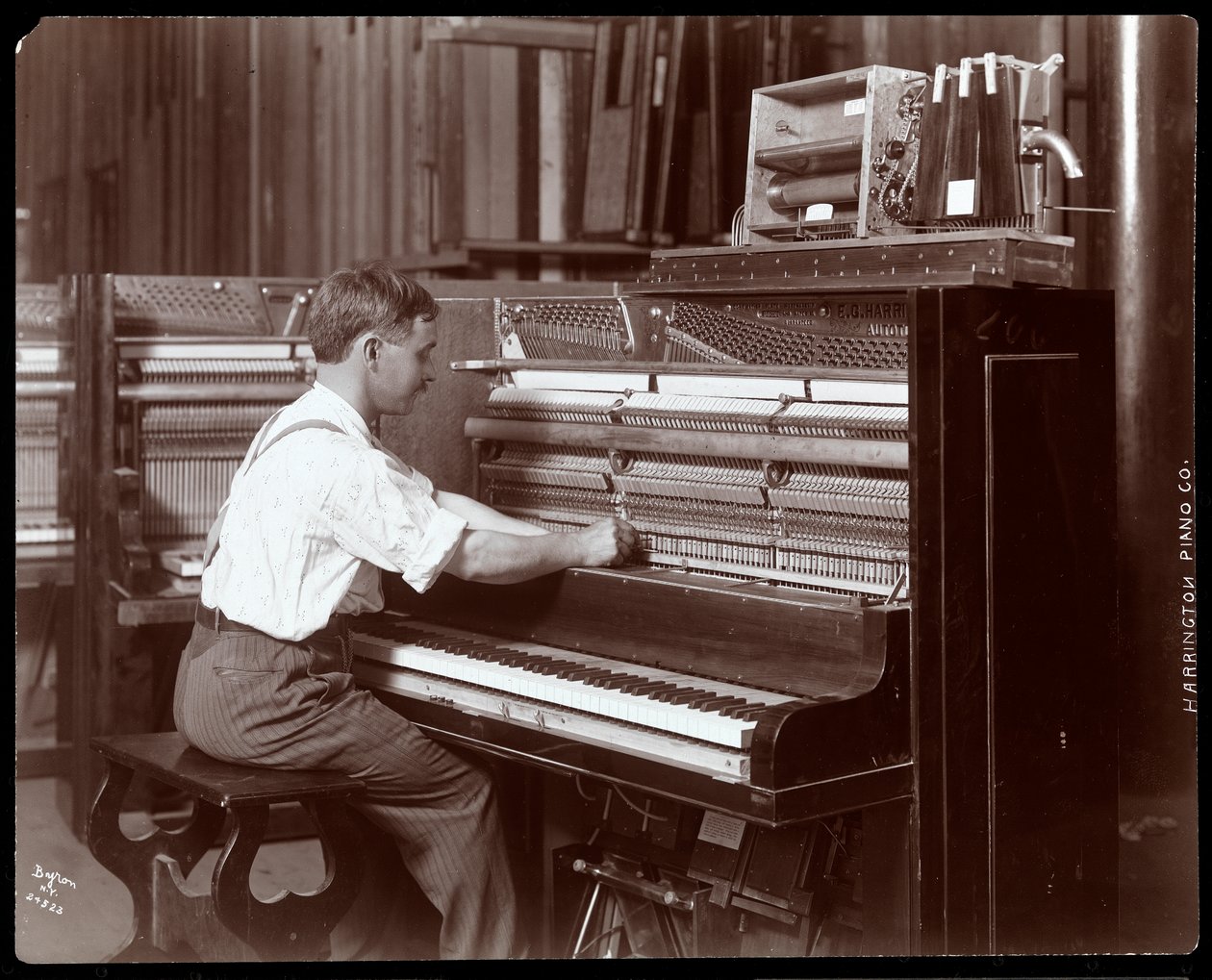 En mand, der arbejder på Harrington Piano Co. fabrikken, 1907 (sølv gelatinetryk) af Byron Company