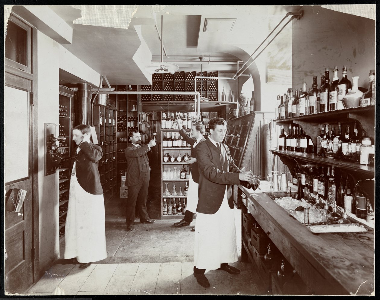 Et spisekammer på Hotel Manhattan, 1902 (sølv gelatinetryk) af Byron Company