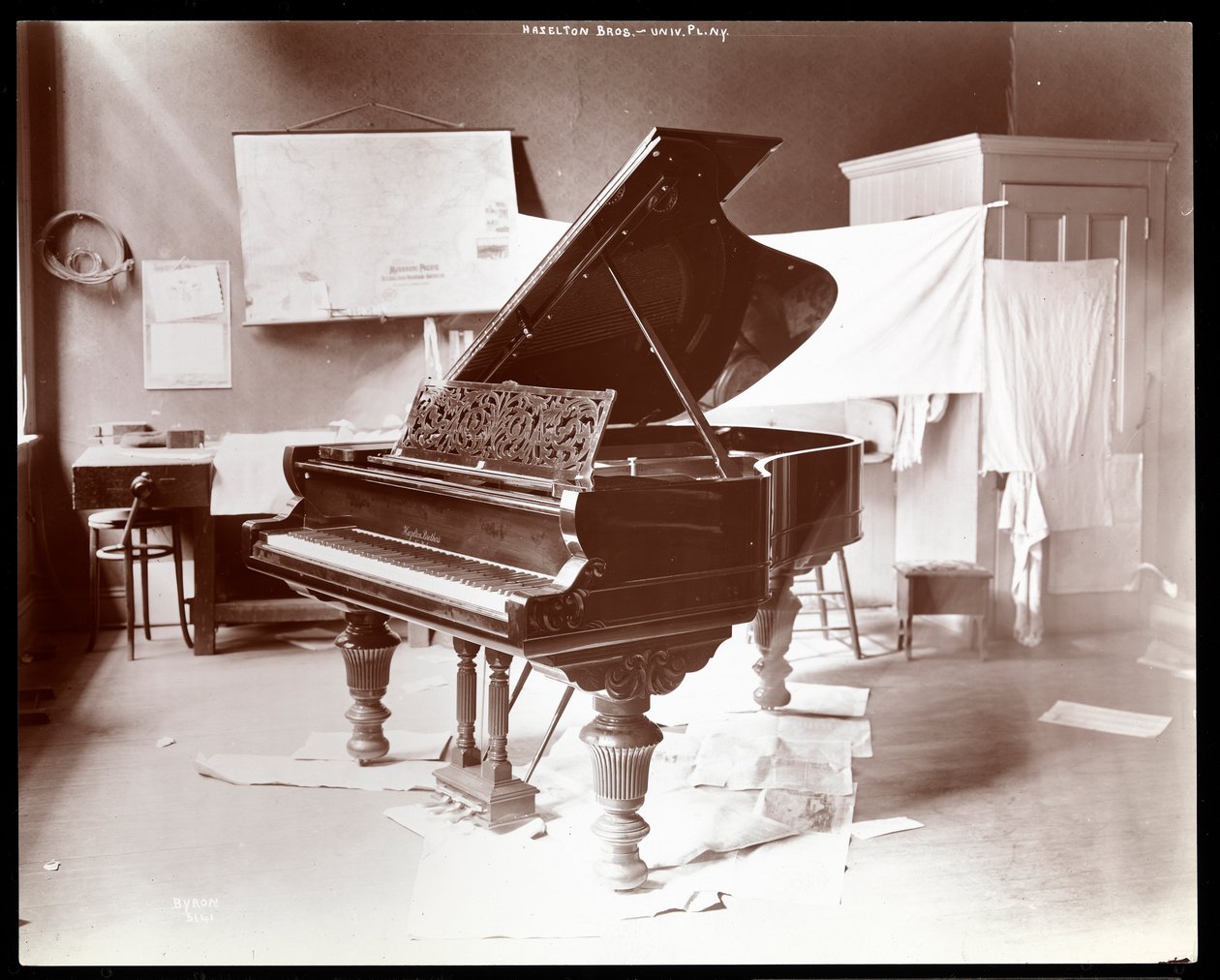 Et klaver af Hazelton Brothers Piano Co. på University Place, New York, 1898 (sølv gelatinetryk) af Byron Company