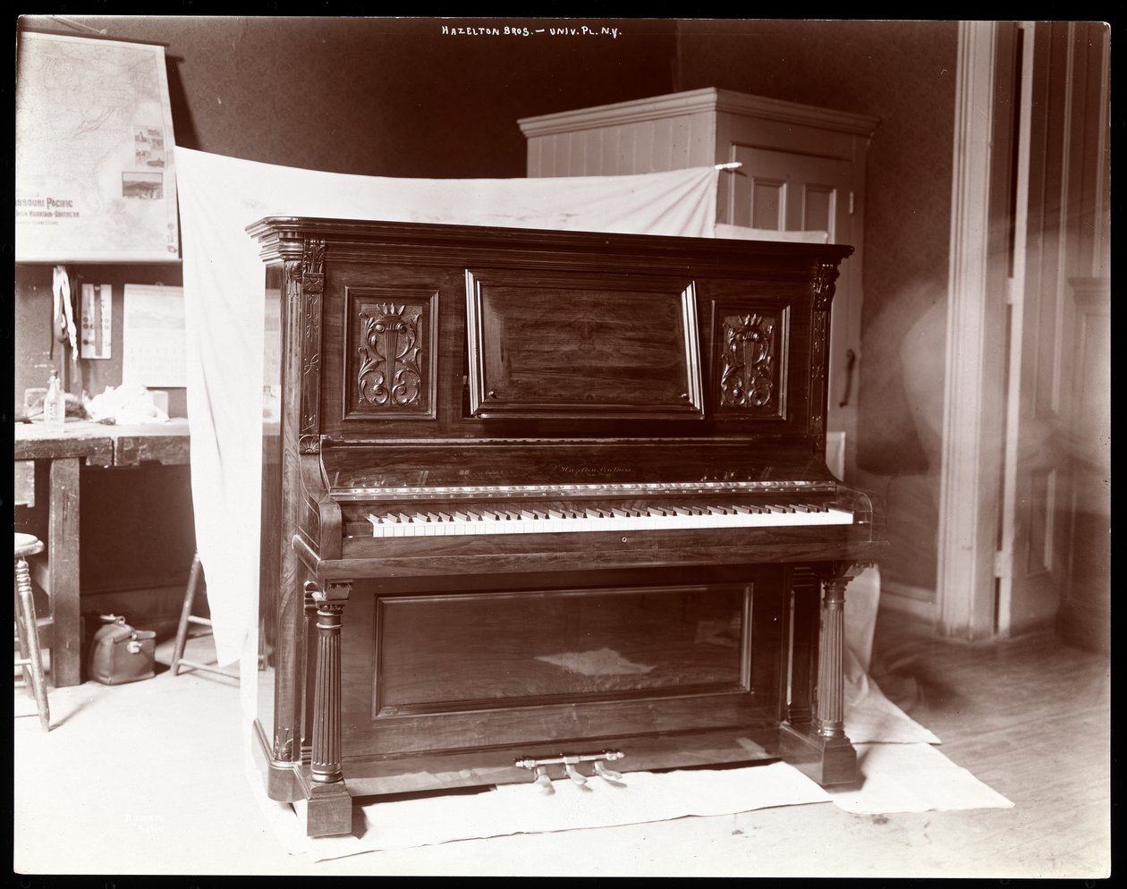 Et klaver af Hazelton Brothers Piano Co. på University Place, New York, 1898 (sølv gelatinetryk) af Byron Company