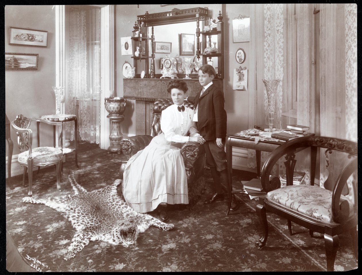 Et værelse på Hotel Cadillac, 1907 (sølvgelatineprint) af Byron Company